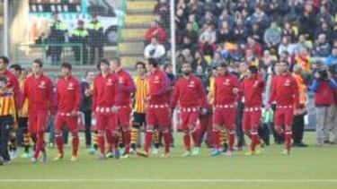 Los jugadores de ambos equipos salen al campo.
