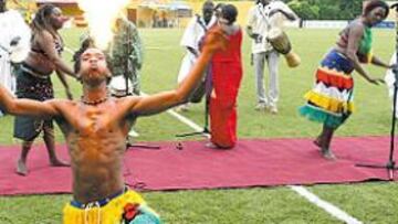 <b>FUEGO A RITMO DE TAM-TAM</b> El grupo senegalés Babakar
calentó la ceremonia de inauguración. El sonido unísono del djembe, el dun-dun y el sabar (distintos tipos de tam-tam africanos) se encargó de ambientar a los asistentes. El significado de sus cánticos podía ser desconocido, pero el mensaje parecía claro: aquí se viene a ver fútbol, pero también a disfrutar y a compartir.