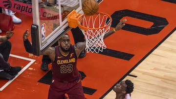 WTX06. TORONTO (CANAD&Aacute;), 03/05/2018.- El jugador de los Cavaliers LeBron James (i) en acci&oacute;n hoy, jueves 3 de mayo de 2018, durante el segundo partido por las semifinales de la Conferencia Este de la NBA entre Cleveland Cavaliers y Toronto R