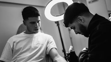 Carlos Alcaraz se hace un tatuaje.