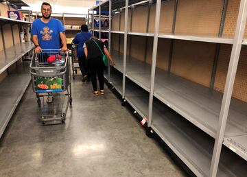 Las compras de pánico han dejado anaqueles totalmente vacios.