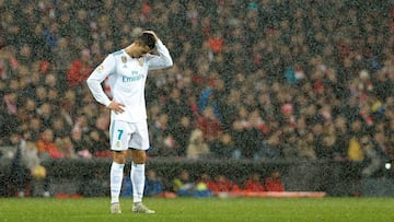 Cristiano Ronaldo se lamenta por una ocasi&oacute;n perdida en el partido de San Mam&eacute;s.