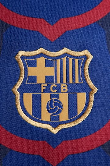 El Horóscopo Chino establece que el 2024 se celebrará el Año del Dragón. Este ser mitológico simboliza el poder espiritual supremo. El club blaugrana ha querido transmitir a toda su afición asiática sus mejores deseos para este nuevo período con una nueva línea de ropa deportiva inspirada en la celebración del Año del Dragón. Se trata de un conjunto de prendas formado por una camiseta Prematch, una Anthem Jacket y dos chándales.