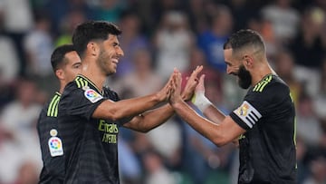 ELCHE, SPAIN - OCTOBER 19: Marco Asensio celebrates with Karim Benzema of Real Madrid after scoring their team's third goal during the LaLiga Santander match between Elche CF and Real Madrid CF at Estadio Manuel Martinez Valero on October 19, 2022 in Elche, Spain. (Photo by Aitor Alcalde/Getty Images)