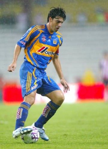 El paraguayo Julio César Cáceres fue campeón continental en 2002 con el Olimpia de su país. Cinco años después defendió la camiseta de los Tigres de la UANL en los torneos Clausura y Apertura 2007. 