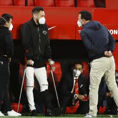 Ocampos, con muletas y una férula en el Sánchez Pizjuán