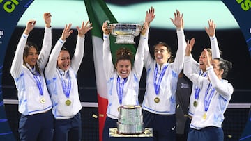 Italy's Jasmine Paolini (C) and Team Italy teammates hold up the trophy after winning the Billie Jean King Cup Finals at the Palacio de Deportes Jose Maria Martin Carpena arena in Malaga, southern Spain, on November 20, 2024. (Photo by Jorge GUERRERO / AFP)