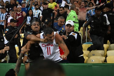 La policía brasileña trata de reducir a este aficionado argentino.