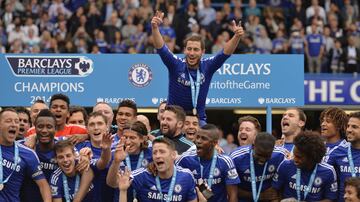 Eden Hazard celebrando con compa?eros despu¨¦s de ganar la Premier League en mayo de 2015