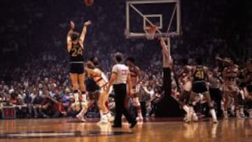 Rick Barry lanza a canasta en el Capital Centre.
