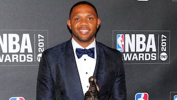 Eric Gordon, de los Rockets, posa con el trofeo de mejor sexto hombre de la NBA.