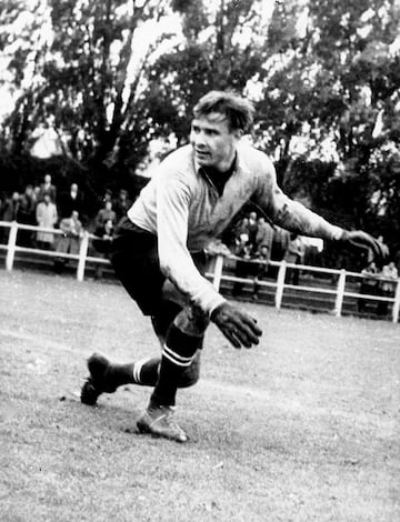 Nacido en Moscú en 1929, es el único guardameta que ha ganado el Balón de Oro en la historia. Lo hizo en el año 1963. Acudió a cuatro Mundiales con la selección soviética, tres Eurocopas (ganó la primera edición en 1960) y a los Juegos Olímpicos de Melbourne (Australia, ganó la medalla de oro) en 1956. Empezó siendo el guardameta de la fábrica de herramientas donde trabajaba, antes de ingresar en el Dinamo de Moscú en 1949 y se retiraría en 1971: fue su único equipo. Con el conjunto moscovita alcanzaría la categoría de leyenda bajo palos. Ganó cinco Ligas y tres Copas, y dejó unos registros formidables: de 326 encuentros de Liga, dejó 270 con la portería a cero (casi el 83%). Además, detuvo más de 150 penaltis. Falleció en 1990, pero en 1986 le tuvieron que amputar una pierna debido a una tromboflebitis. Vivió sus últimos años en Israel, debido a su mejor clima, más benigno que en tierras soviéticas, falleciendo en 1990 (meses antes caería el Muro de Berlín). Apodado La araña negra por vestir toda su carrera con ese color, siempre valoró sus cualidades a dos detalles: “Un cigarro y un buen trago de vodka” que, según él, le reducían los nervios y la tensión, haciéndole salir al terreno de juego más tranquilo. Lev, que traducido del ruso viene a significar ‘León’, siempre explicó cómo se sentía bajo palos: “Un portero es como una frontera, como un precipicio. Si el balón traspasa la línea, algo malo va a suceder…”.