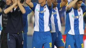 <b>FIN DE 'FIESTA'. </b>Los jugadores del Espanyol aplauden a su público, que mayoritariamente había dedicado una pañolada al club.