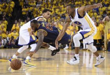 LeBron James, el jugador de los Cavaliers intenta desmarcarse de Stephen Curry, de los Warriors,  durante el segundo partido de la serie final de la NBA