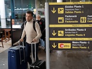 VALENCIA, 27/12/2025.- El nuevo entrenador del Levante, el portugués Luís Castro, a su llegada al aeropuerto de Manises (Valencia), este sábado. El levante es el colista de Primera División en el descanso de Navidad, con solo dos victorias y diez puntos.-EFE/ Kai Forsterling