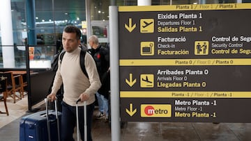 VALENCIA, 27/12/2025.- El nuevo entrenador del Levante, el portugués Luís Castro, a su llegada al aeropuerto de Manises (Valencia), este sábado. El levante es el colista de Primera División en el descanso de Navidad, con solo dos victorias y diez puntos.-EFE/ Kai Forsterling