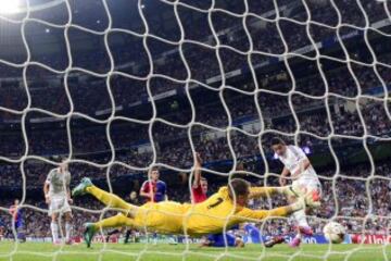 El centrocampista colombiano del Real Madrid James Rodríguez marca su gol, cuarto del equipo, durante el partido frente al FC Basilea de la primera jornada de la fase de grupos de la Liga de Campeones que se disputa esta noche en el estadio Santiago Bernabéu, en Madrid. 