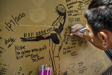 Un fan escribe en un mural de Kobe Bryant en el exterior de la "House of Kobe" en Valenzuela, Metro Manila, Filipinas.