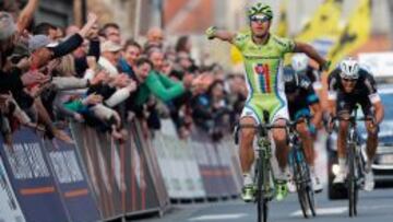 Peter Sagan celebra su triunfo metros antes de cruzar la meta.