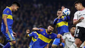 Boca Juniors' defender Marcelo Weigandt (C) heads the ball during the Copa Libertadores group stage second leg football match between Argentina's Boca Juniors and Chile's Colo Colo at La Bombonera stadium in Buenos Aires on June 6, 2023. (Photo by ALEJANDRO PAGNI / AFP)