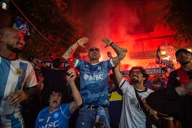 Aficionados del S. S. C. Napoli celebran por las calles de Nápoles la consecución del título de liga. De esta forma el conjunto italiano se proclamó campeón de la Serie A por cuarta vez en su historia.