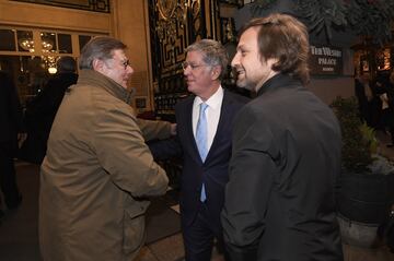 José María Bellón, director de Comunicación del COE, saluda a Alejandro Elortegui (director adjunto de As) y a Javier Gurrea (Adidas).