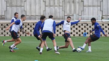 Felipe, Arias, Lemar o Hermoso durante una jugada en el primer día que el Atlético ha podido ejercitarse con 14 hombres a la vez sobre el césped tras el parón.