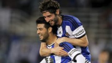 Granero y Vela celebran un gol