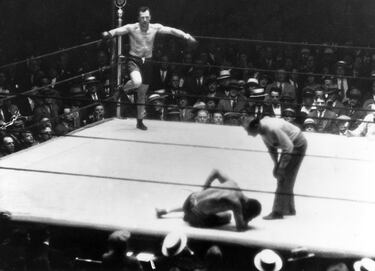 El 'Ulano negro de del Rin' fue campeón de los pesos pesados al vencer a Jack Sharkey en junio de 1930 y también sería campeón en 1932. Más allá de sus gestas deportivas, Max Schmeling contribuyó a la expansión del boxeo como deporte profesional y espectáculo global y se convirtió en un símbolo deportivo en su Alemania natal que el Tercer Reich intentó utilizar, aunque siempre se negó a su instrumentalización política.