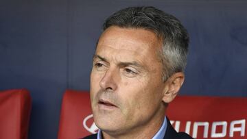 Fran Escribá, sentado en el banquillo del Wanda Metropolitano antes del inicio del partido entre el Atlético de Madrid y el Celta.