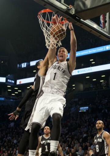 Mason Plumlee machaca el aro durante el Brooklyn-San Antonio.