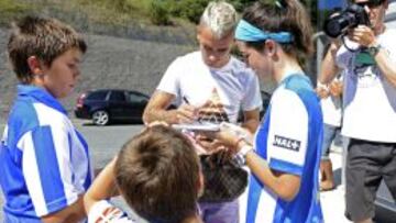 EL NUEVO ÍDOLO. Griezmann firma autógrafos ayer después de convertirse en el héroe de la Real en Lyon con su golazo de chilena que abrió el marcador.