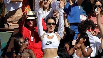 Bella Hadid en las gradas de Roland Garros