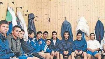 <b>VESTUARIO ANÓNIMO. </b>Las taquillas con el nombre de los jugadores, algo habitual en Primera, han desaparecido del vestuario de San Lázaro. El mítico Fabiano es la cara más conocida de un equipo que ahora milita en Preferente y cuyos jugadores son aficionados.