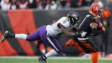 CINCINNATI, OHIO - JANUARY 08: Ja'Marr Chase #1 of the Cincinnati Bengals is tackled by Roquan Smith #18 of the Baltimore Ravens during the fourth quarter at Paycor Stadium on January 08, 2023 in Cincinnati, Ohio.   Dylan Buell/Getty Images/AFP (Photo by Dylan Buell / GETTY IMAGES NORTH AMERICA / Getty Images via AFP)