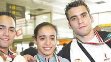 <b>CAMPEONATO MÁGICO. </b>Martínez, Gener y Carballo exhibieron sus medallas en el aeropuerto de Barajas.