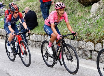 Richard Carapaz subiendo el paso de Pordoi.