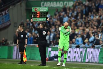 En el 迆ltimo minuto de la segunda parte de la pr車rroga de la Carabao Cup, Kepa Arrizabalaga, portero del Chelsea, se neg車 a abandonar el campo sustituido. El italiano Sarri hab赤a mandado a Willy Caballero saltar al campo por el portero espa?ol, pero Kepa se neg車 a ser cambiado. Incluso, el 芍rbitro habl車 con Kepa para que abandonara el c谷sped pero el espa?ol se neg車 en rotundo. El t谷cnico italiano hab赤a tomado la decisi車n de sacar al guardameta argentino por Kepa, despu谷s de que el exportero del Athletic se quejar芍 de problemas f赤sicos. El enfado de Sarri fue may迆sculo y amag車 con marcharse del banquillo hac赤a el vestuario. La autoridad del entrenador italiano, muy tocado por los malos resultados, queda en entredicho. Luego en la tanda de penalti el Chelsea perdi車 y Kepa s車lo pudo atajar el lanzamiento de San谷.