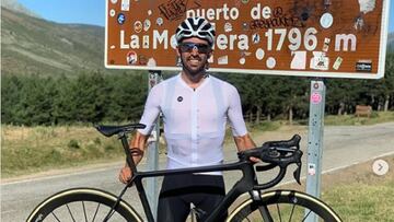 Alberto Contador posa con su bicicleta en la cima del Puerto de la Morcuera.