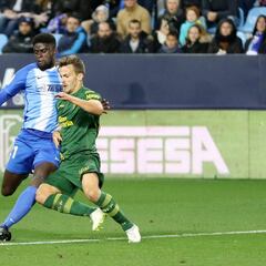 Málaga y Las Palmas aburren con dos rojas y tres goles anulados