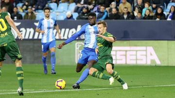 Málaga y Las Palmas aburren con dos rojas y tres goles anulados