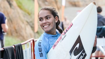 La joven surfista canaria Luc&iacute;a Machado sonriendo y con su tabla tras ganar el Ribeira Grande Pro Junior y clasificarse para los WSL Junior Championships de Taiw&aacute;n.