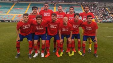 Los jugadores del Atl&eacute;tico B, con la camiseta dedicada a Borja Garc&eacute;s.