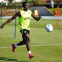 El Virus FIFA golpea al Almería con cuatro ausencias ante el Zaragoza