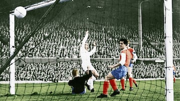 Gol de Di St&eacute;fano ante el Eintracht de Frankfurt en Hampden Park.