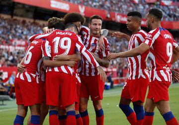 Marcos Llorente celebra el 0-1 al Sevilla con el resto del equipo. 