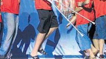 <b>TRAS LA FIESTA, QUIRÓFANO. </b>Gasol celebró en Madrid el Mundial junto a sus compañeros.