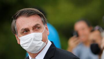 Bolsonaro defiende la vuelta del fútbol pese al repunte de casos