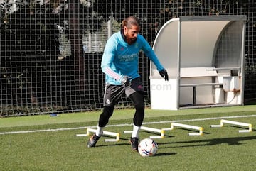 Sergio Ramos trabajó en el gimnasio y en el césped.