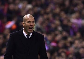 Real Madrid's French coach Zinedine Zidane shouts during the Spanish league football match between Club Atletico de Madrid and Real Madrid CF at the Vicente Calderon stadium in Madrid, on November 19, 2016.